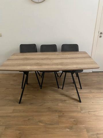 Modere eettafel + 3 gratis stoelen beschikbaar voor biedingen