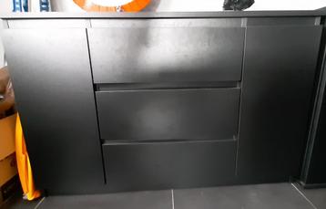 Zwarte dressoir beschikbaar voor biedingen