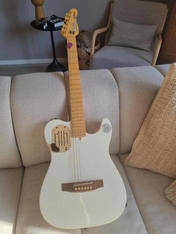 Een zeldzame acousticaster Godin beschikbaar voor biedingen