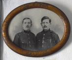 Ovale kader met foto 2 militairen, Ophalen of Verzenden, Landmacht, Foto of Poster