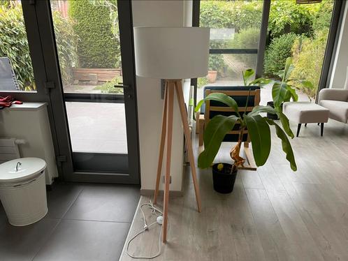 Staande lamp (Maisons du Monde), Huis en Inrichting, Lampen | Vloerlampen, Zo goed als nieuw, 100 tot 150 cm, Hout, Ophalen
