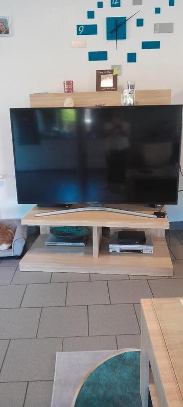 meuble TV en chêne clair avec éclairage