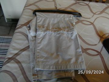 Een lange zomerbroek beschikbaar voor biedingen