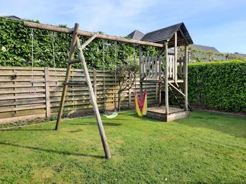 Grote houten schommel beschikbaar voor biedingen