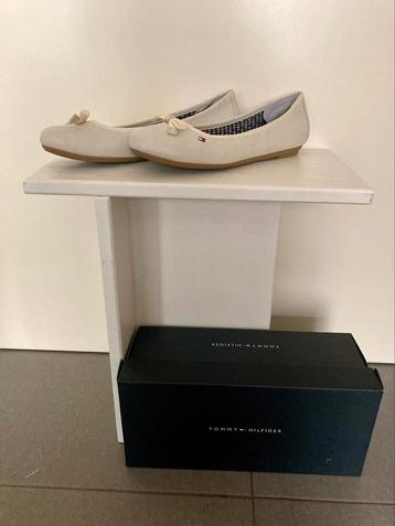 Zo goed als nieuwe ballerina’s Tommy Hilfiger maat 39 disponible aux enchères