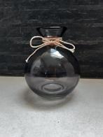 Petit vase en verre teinté, Maison & Meubles, Accessoires pour la Maison | Vases, Comme neuf, Noir, Moins de 50 cm, Enlèvement ou Envoi