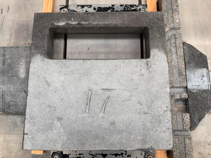 Boite au lettre en pierre bleue avec gravure, Tuin en Terras, Brievenbussen, Hardsteen, Ophalen