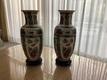 2 Chinese vazen met onderzetters . 36 cm hoogte beschikbaar voor biedingen