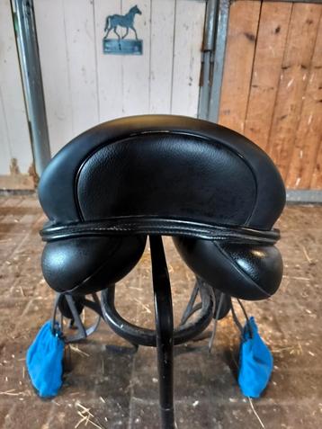 Custom advantage R dressuurzadel  beschikbaar voor biedingen