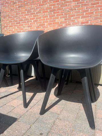 6 zwarte plastic tuinstoelen of binnenstoelen beschikbaar voor biedingen