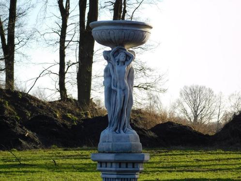 Beeld met Drie Vrouwen en Schaal - 85 cm - Volledig Steen, Tuin en Terras, Tuinbeelden, Nieuw, Steen, Ophalen of Verzenden