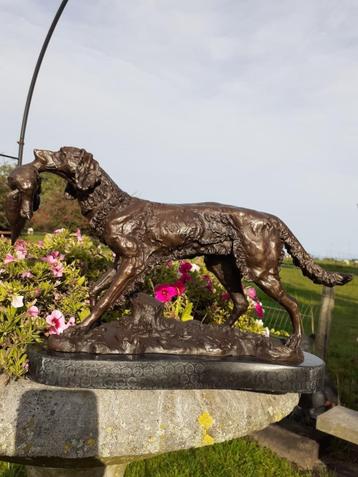 Statue en bronze signé sur socle marbre(le chien de chasse)