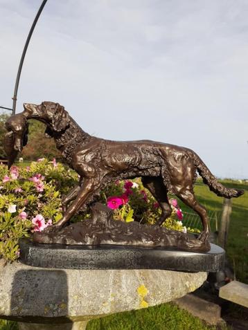 Bronzen beeld gesigneerd op marmeren voet (de jachthond) beschikbaar voor biedingen