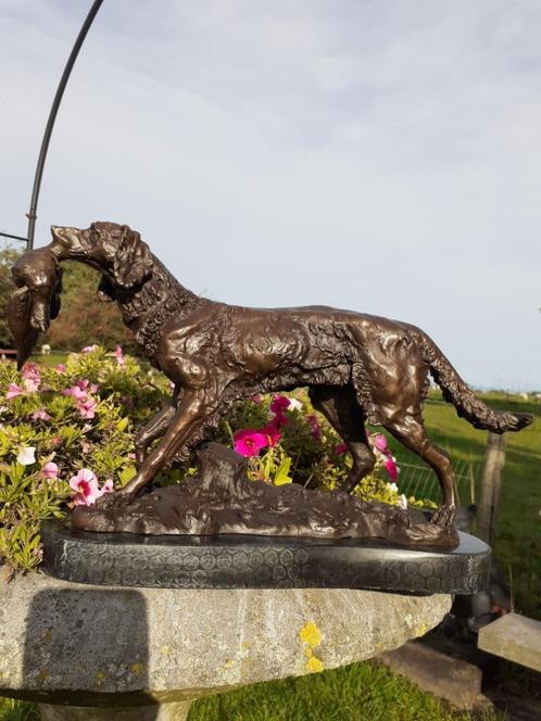 Bronzen beeld gesigneerd op marmeren voet (de jachthond), Antiek en Kunst, Antiek | Brons en Koper, Brons, Ophalen of Verzenden