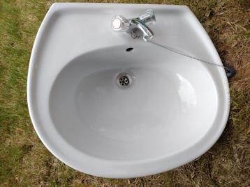 Witte lavabo met kraan warm/koud beschikbaar voor biedingen