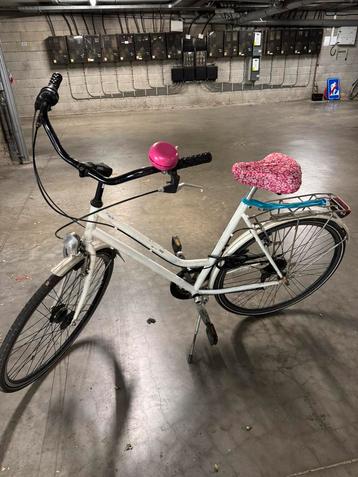 Damesfiets beschikbaar voor biedingen