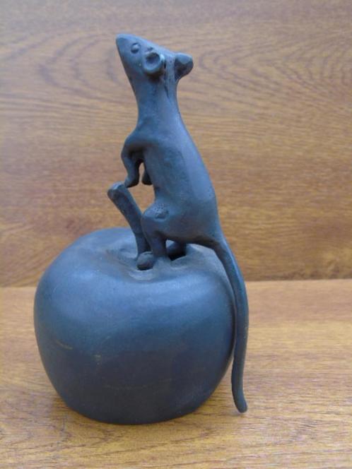 bronzen beeld van een muis op een appel..., Antiek en Kunst, Antiek | Brons en Koper, Brons, Ophalen