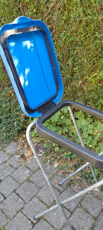 Afvalzakhouder. beschikbaar voor biedingen