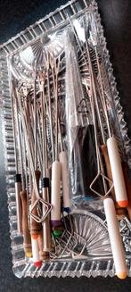 ASSORTIMENT fondue borden kommetjes en vorkjes (nieuw), Ophalen