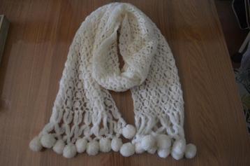 Gehaakte wollen sjaal met pompoms wit  2m 20 cm