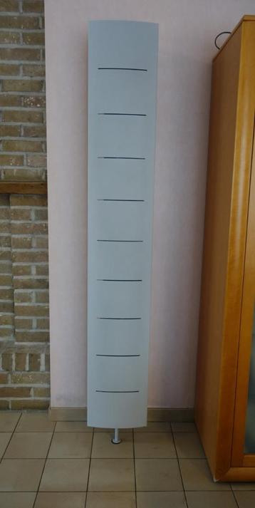 Moderne draaibare opbergtoren voor dvd's, cd's en meer beschikbaar voor biedingen