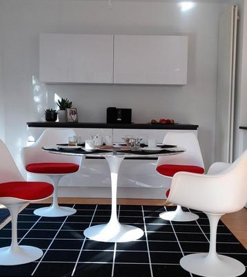 In outdoors tulipe tafels céramique Eero Saarinen stoelen  beschikbaar voor biedingen