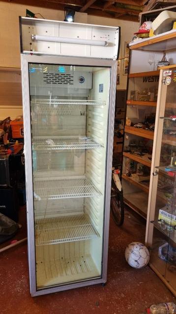 Glazen drankenfrigo beschikbaar voor biedingen