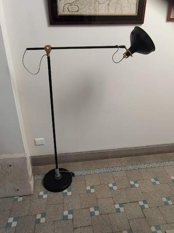 Zwarte staande lamp  beschikbaar voor biedingen