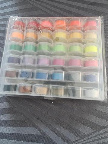 Splinternieuwe 36 spoeltjes met garen !
 beschikbaar voor biedingen