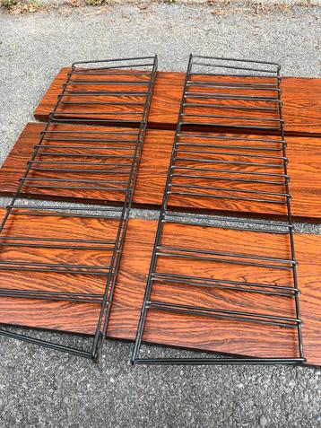Tomado wandrek met 3 identieke houten leggers beschikbaar voor biedingen