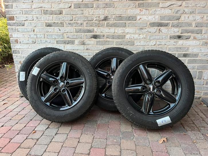 Winterbanden op zwarte Mini cooper countryman velgen, Auto-onderdelen, Banden en Velgen, Velg(en), Winterbanden, Ophalen