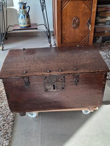 COFFRE VINTAGE BOIS MASSIF beschikbaar voor biedingen