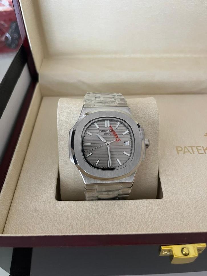 Patek Philippe Nautilus 5711, Handtassen en Accessoires, Horloges | Dames, Zo goed als nieuw, Ophalen of Verzenden