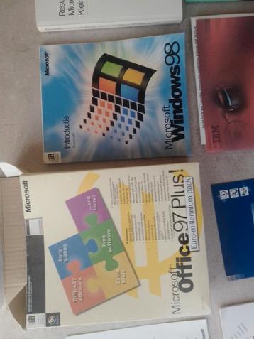 Vintage computer software and manuals (Windows 98, IBM,...) beschikbaar voor biedingen