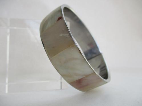 Armband AP07-2 Wit Parelmoer-2cm.-Excellent-binnenmaat 6,7cm, Handtassen en Accessoires, Armbanden, Nieuw, Staal, Wit, Verzenden