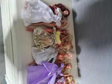 8 barbies met enkele kleedjes beschikbaar voor biedingen