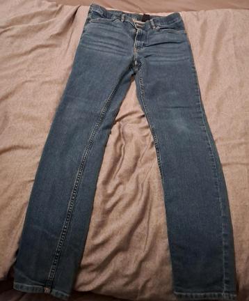 ● Jeansbroek ( Maat 170) beschikbaar voor biedingen