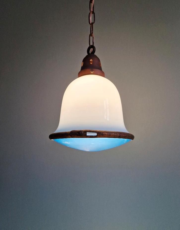 Bauhaus-hanglamp in opaline en blauw gesatineerd glas, 1920, Antiek en Kunst, Antiek | Verlichting, Ophalen of Verzenden
