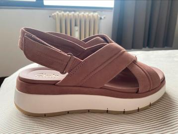 Clarks sandales compensées couleur rose beschikbaar voor biedingen