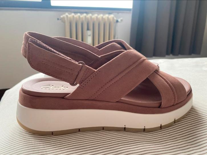 Clarks sandales compensées couleur rose, Kleding | Dames, Schoenen, Nieuw, Roze, Ophalen of Verzenden