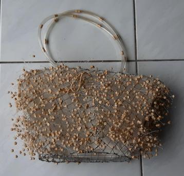 Handtas met houten kraaltjes beschikbaar voor biedingen