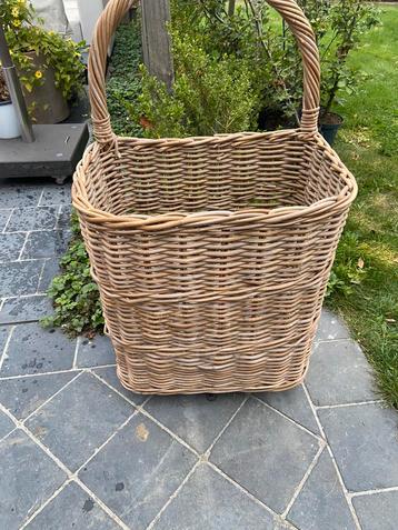 Mooie houtmand op wielen beschikbaar voor biedingen