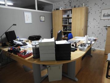 Bureel met dossierkasten en buro stoelen beschikbaar voor biedingen