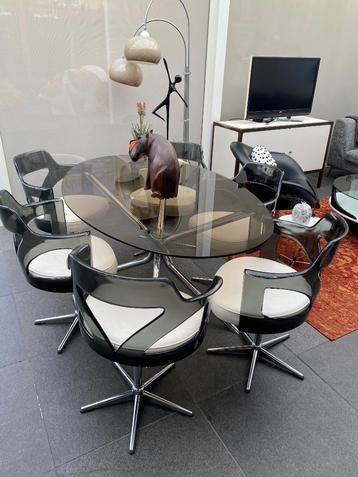Space age eetkamer set.   beschikbaar voor biedingen