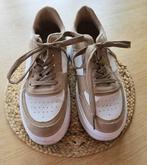 Beige-witte sneakers met gouden detail – sportief & stijlvol, Wit, Ophalen of Verzenden, Sneakers, Gedragen