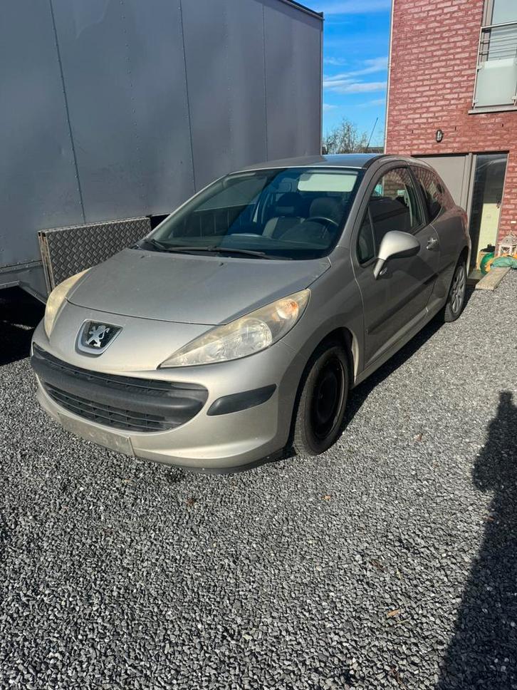 peugeot 207, Autos, Peugeot, Particulier, Airbags, Verrouillage central, Vitres électriques, Affichage tête haute, Isofix, Radio