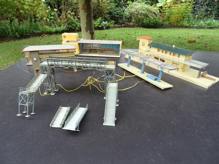 Lot stations, perrons en passerelle in onderdelen - HO, Hobby en Vrije tijd, Modeltreinen | H0, Gebruikt, Brug, Tunnel of Gebouw