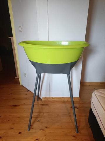 Babybadje op staander beschikbaar voor biedingen