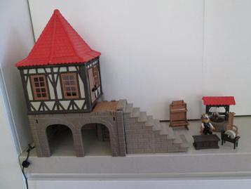 Playmobil ; vintage huisje met een paar meubeltjes en 1 wate