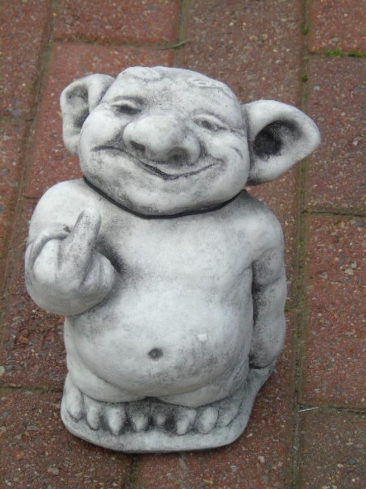 Gepatineerd stenen beeldmonster met middelvinger... neuken, Tuin en Terras, Tuinbeelden, Nieuw, Tuinkabouter, Steen, Ophalen of Verzenden